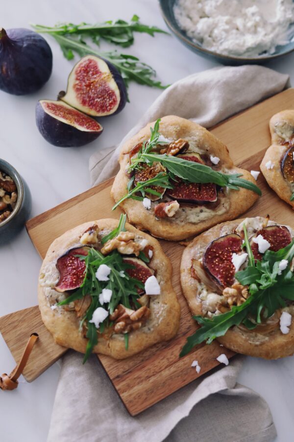 MINI URKORN-PIZZA MIT FEIGEN UND BALSAMICO-ZWIEBELN