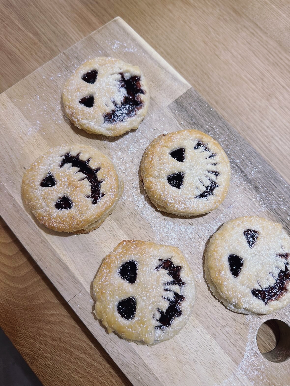 Halloween Gesichter Dinkel Blätterteig