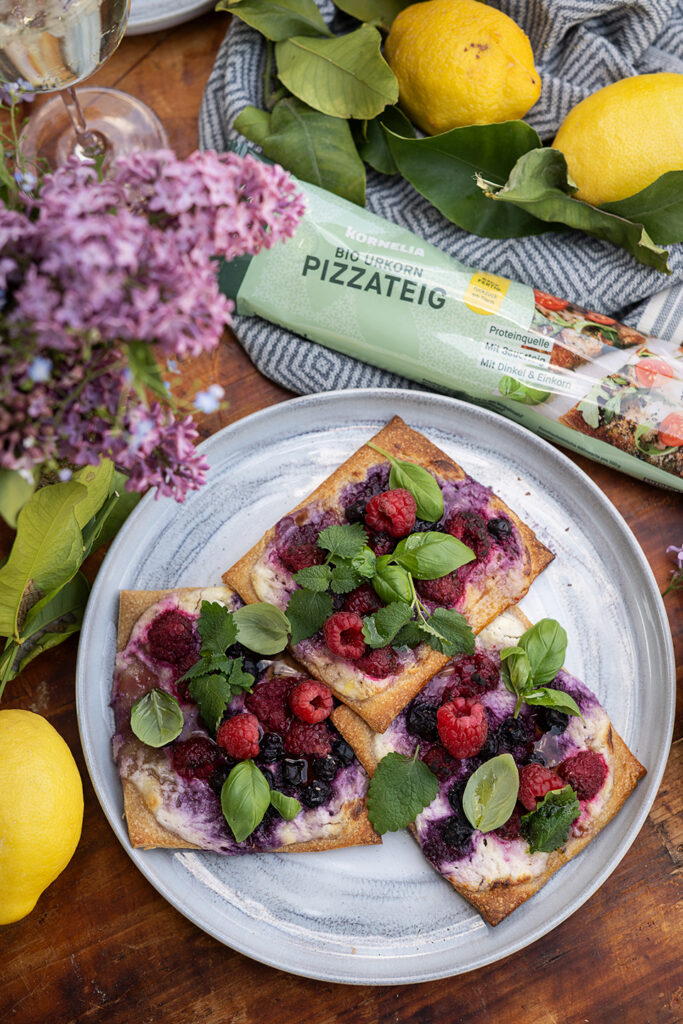 Urkorn-Beeren-Pizza mit Himbeeren & Heidelbeeren